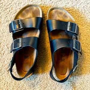 Barely worn size 39 Birkenstock Arizona with heel strap